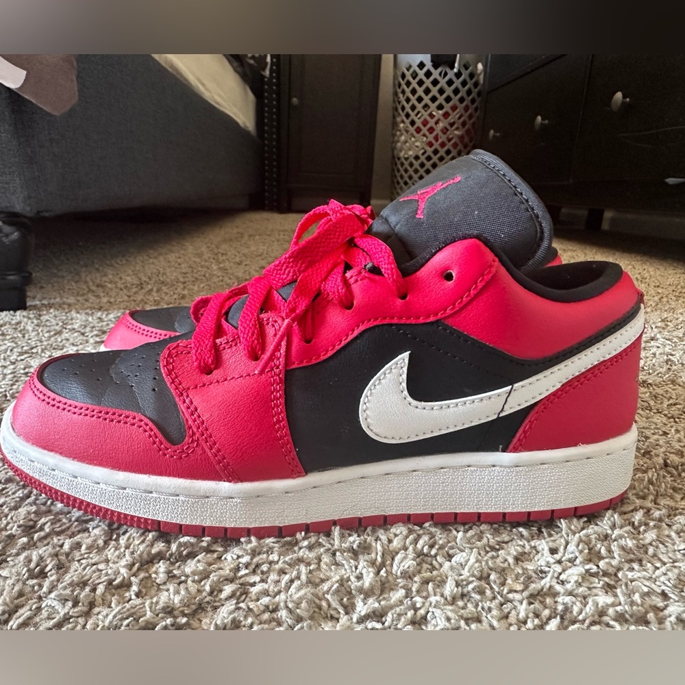 Jordan 1 Low Black Very Berry